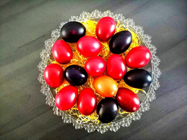 Greek Easter Traditions Red Eggs 768x574 