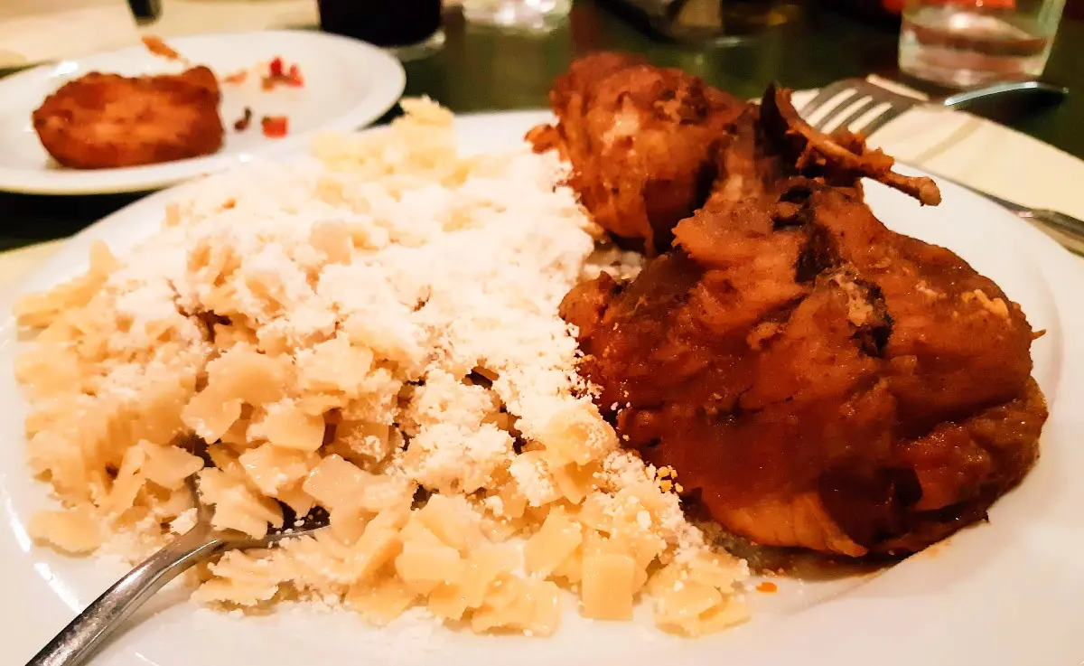 Food of Greece - Meat with pasta