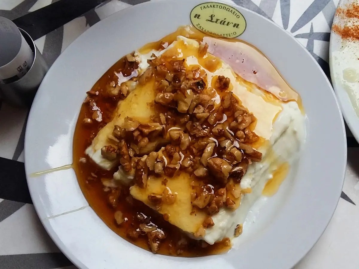 Greek yoghurt with honey and nuts
