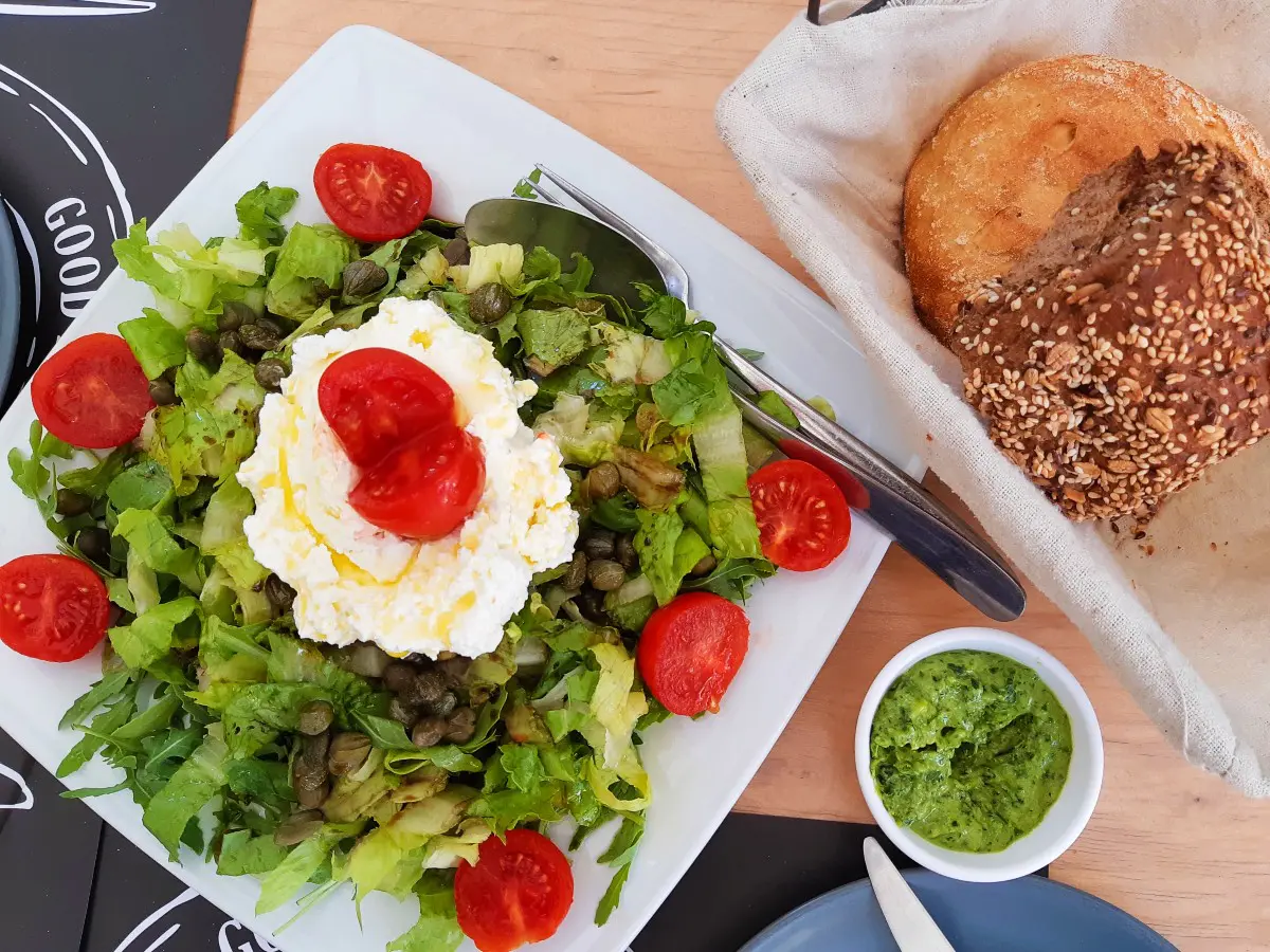 All Greek tavernas serve salads