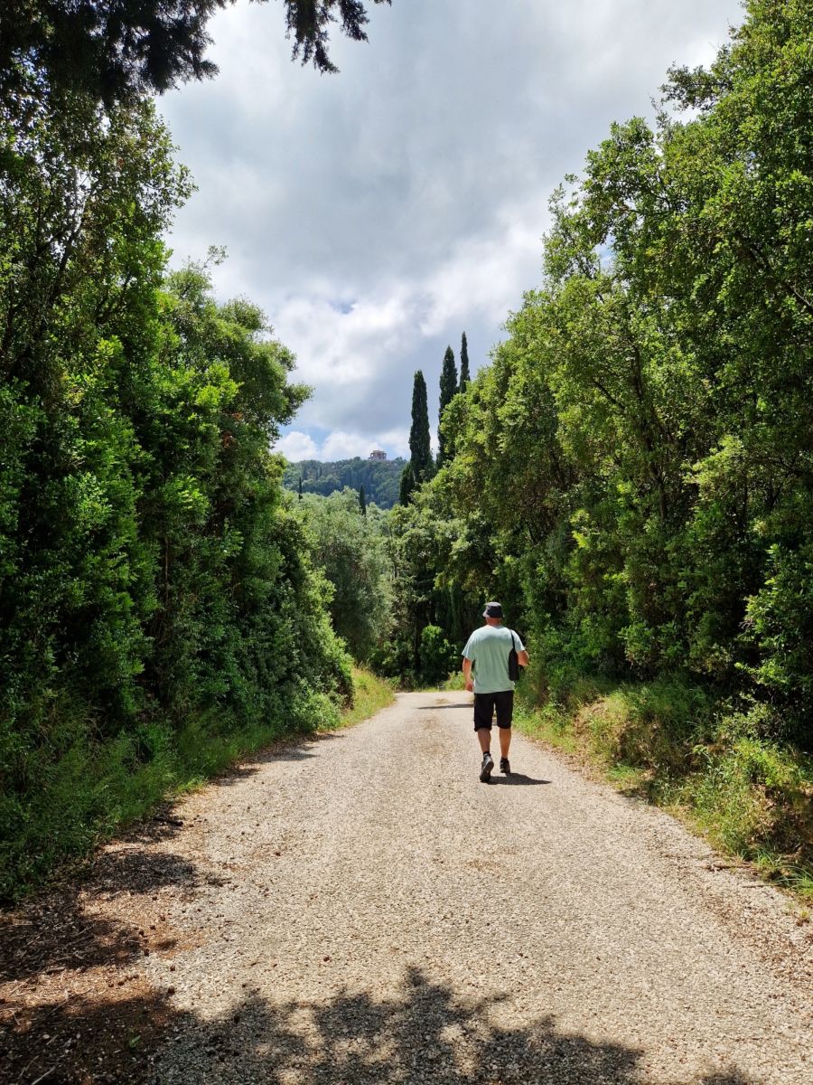 The road to Askitario monastery