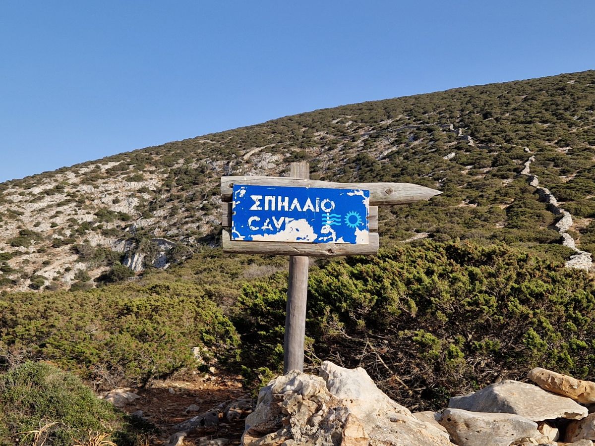 Sign to Iraklia cave